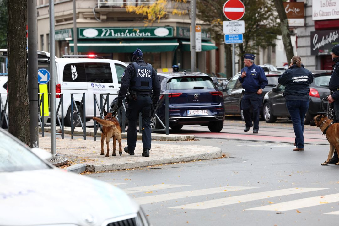 Tiroteio em Bruxelas: Atirador que matou dois suecos é morto a tiros pela polícia