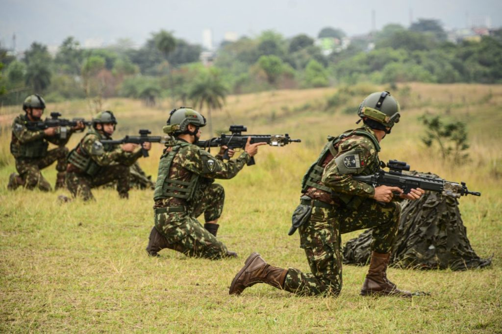 Exército identifica 3 militares por facilitar furto de metralhadoras