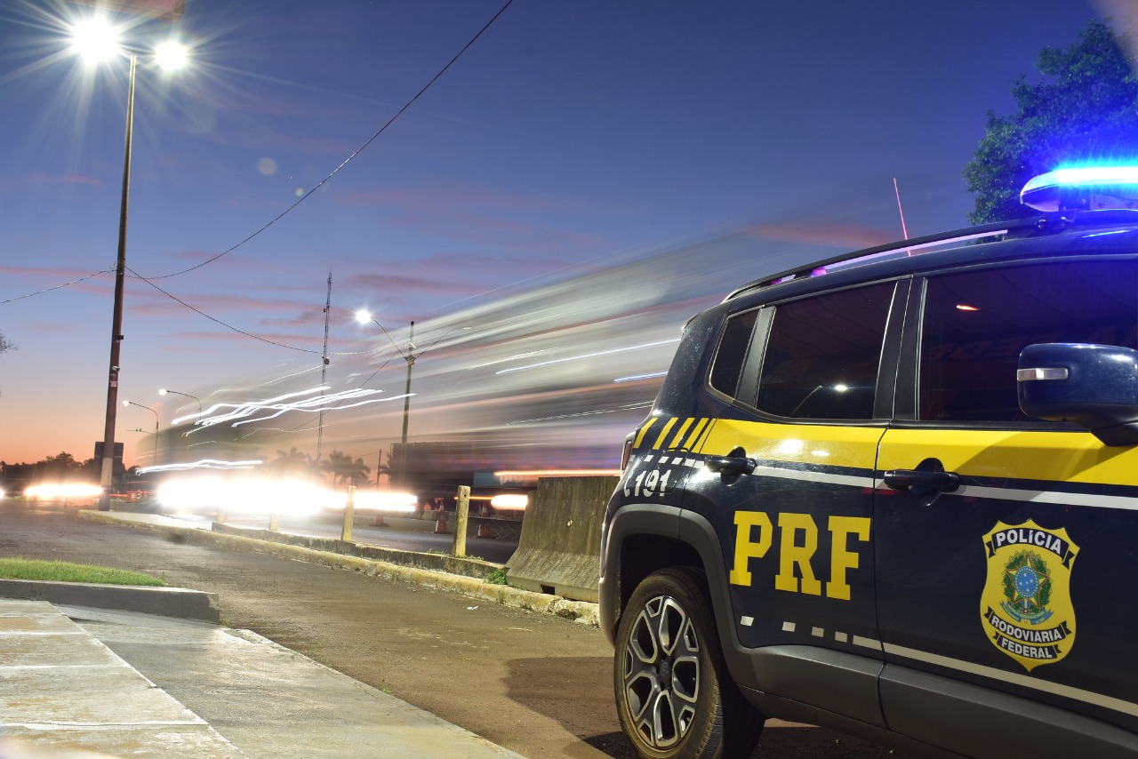 Motorista de carreta bate em poste e acaba perdendo controle na tentativa de desviar de carro de passeio