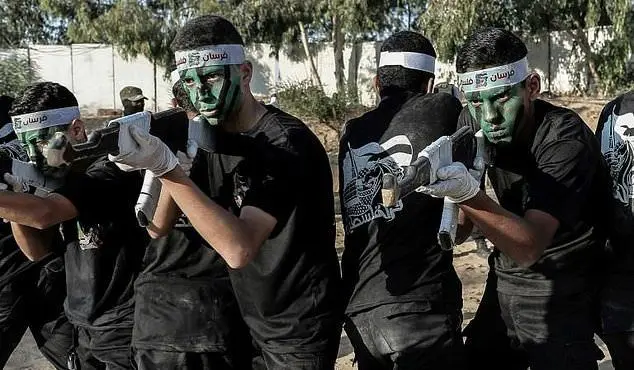 Terroristas do Hamas doutrinam crianças em acampamentos de verão