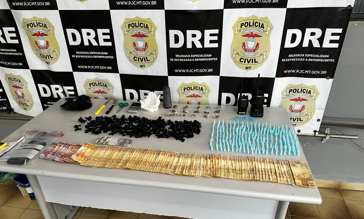 Polícia Civil fecha casa usada para tráfico e apreende R$ 5 mil e mais de 400 porções de drogas