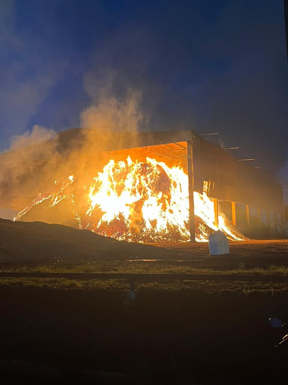 Bombeiros combatem incêndio em armazém de grãos em Sorriso