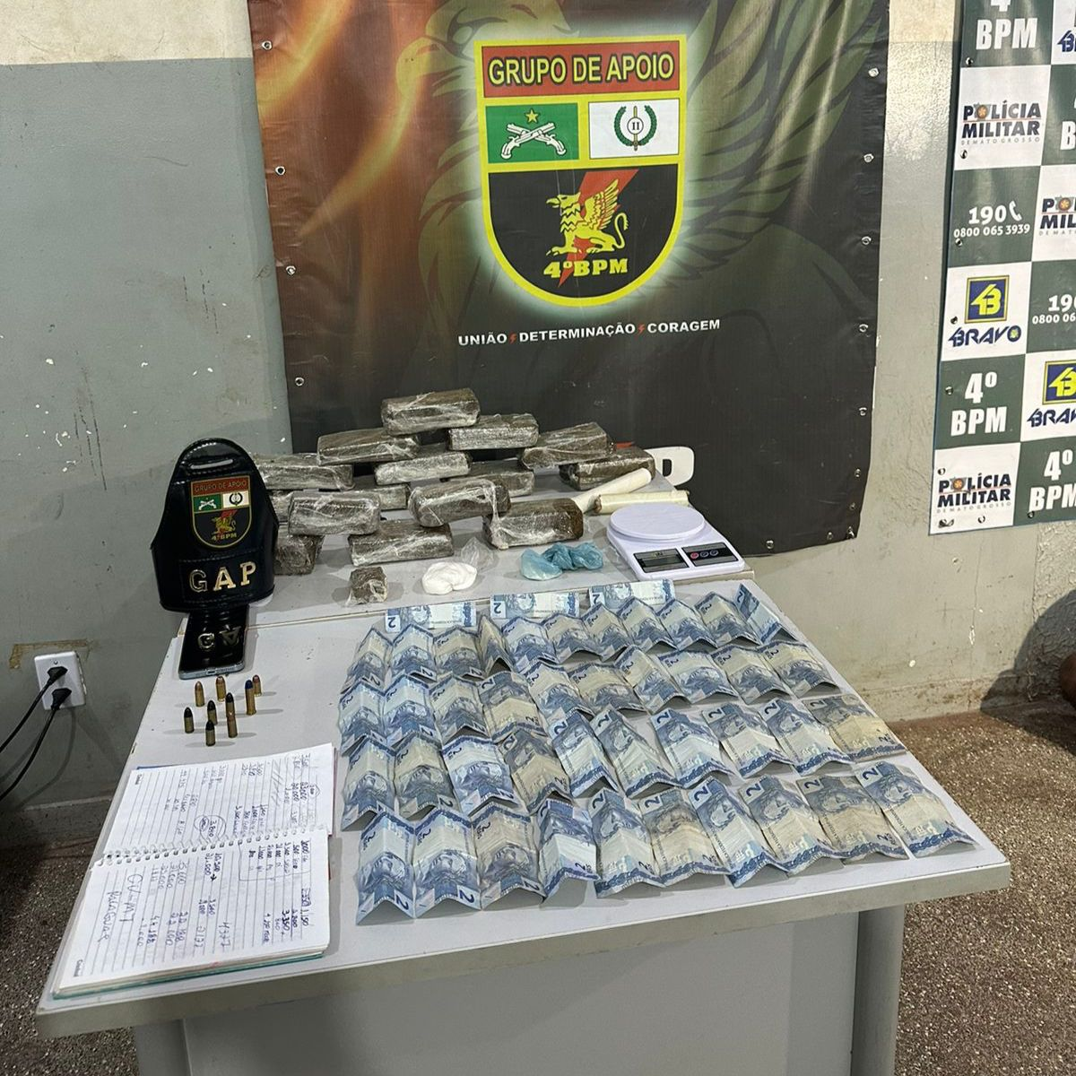 PM prende dupla em flagrante com 15 tabletes de maconha e recupera veículo roubado