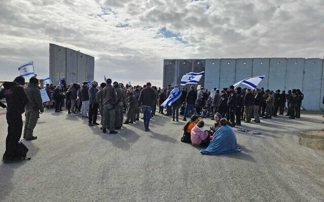 Em meio a protestos para impedir a entrada de ajuda em Gaza, IDF declaram Kerem Shalom cruzando uma zona militar fechada