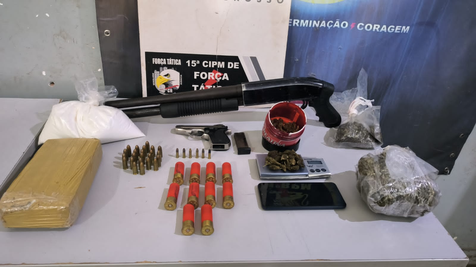 Força Tática prende homem com armas de fogo e tabletes de drogas