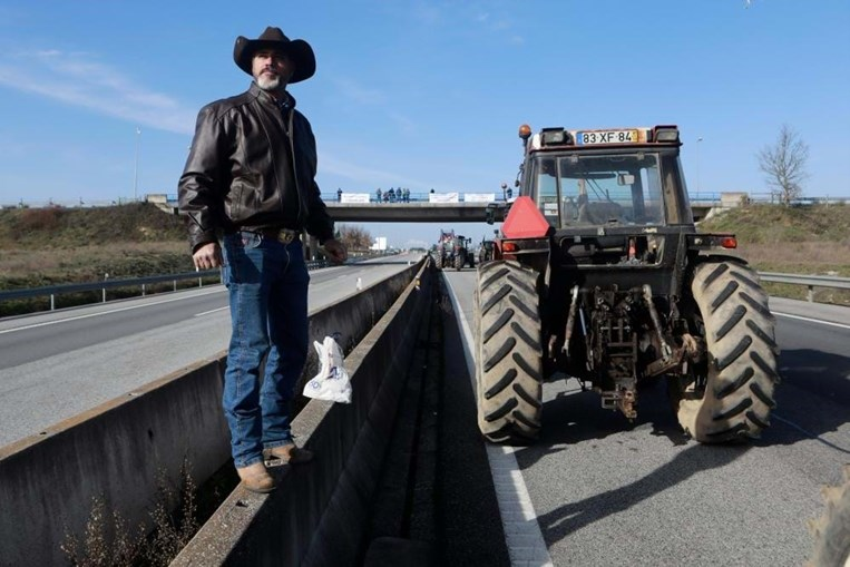 Protesto dos agricultores corta estradas e fronteiras em vários pontos de Portugal