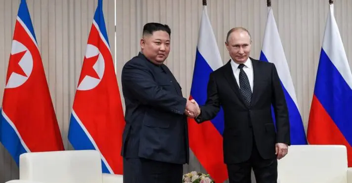 Putin presenteia líder norte-coreano com carro de luxo