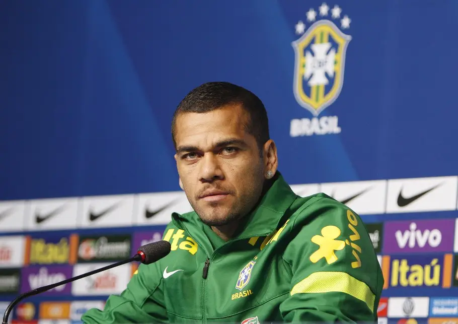 Daniel Alves é condenado a 4 anos e 6 meses de prisão por estupro