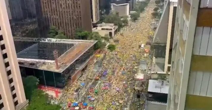 Ao vivo: manifestação em favor da democracia na Avenida Paulista