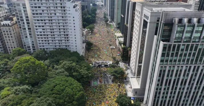 Veja imagens aéreas da Avenida Paulista no ato a favor da democracia