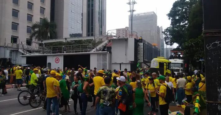 Ato pela democracia: público começa a chegar à Avenida Paulista