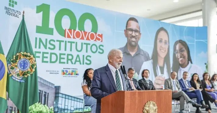 Com salário, mulher pode comprar batom e calcinha, diz Lula