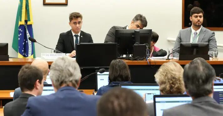 Sâmia Bomfim ataca Nikolas Ferreira e recebe resposta