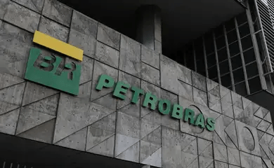 Auditoria apreende celulares e afasta diretores da Petrobras