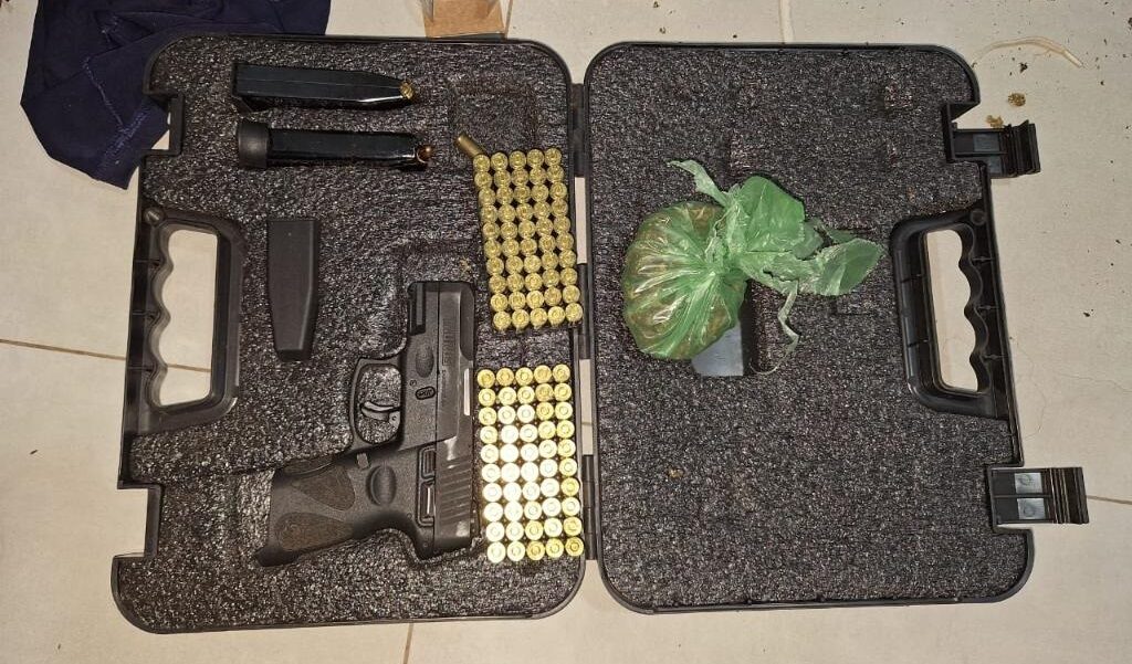 Operação apreendeu 13 armas de fogo e acessórios de uso restrito com investigados por lavar dinheiro do tráfico