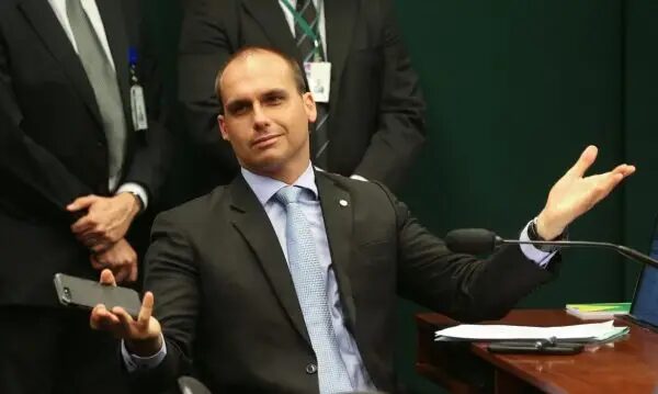 Eduardo Bolsonaro diz que insinuação de fuga sobre ida a embaixada ‘beira a insanidade’