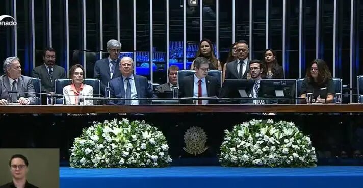 Preso 4 vezes por corrupção, Zé Dirceu participa de cerimônia no Congresso