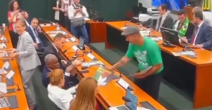 Vídeo: homem com camiseta do Hamas distribui panfletos durante sessão convocada pelo PT na Câmara