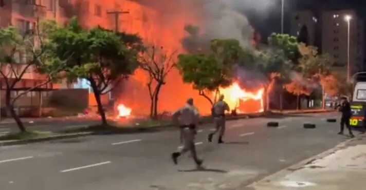 Dois ônibus são incendiados em Porto Alegre
