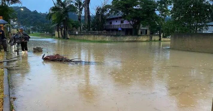 Enchentes deixam mais de 800 pessoas desabrigadas em Santa Catarina