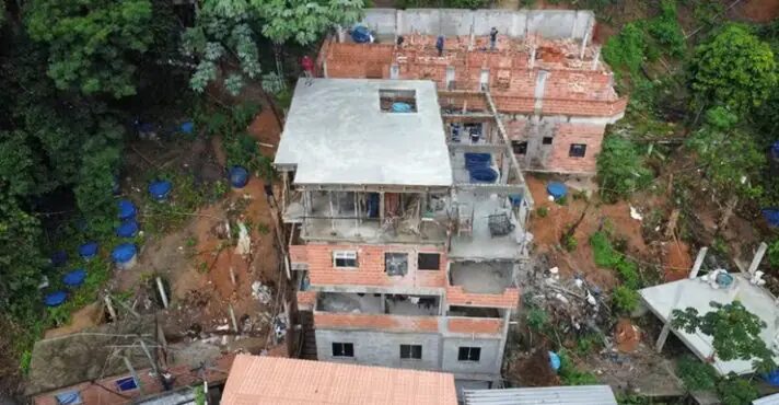 Governo do RJ destrói prédios irregulares na Rocinha