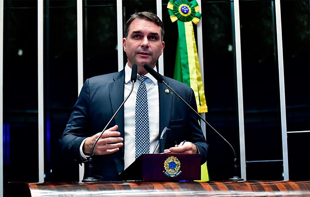 Senador Flávio Bolsonaro defende uso de monitoramento eletrônico em casos de violência doméstica