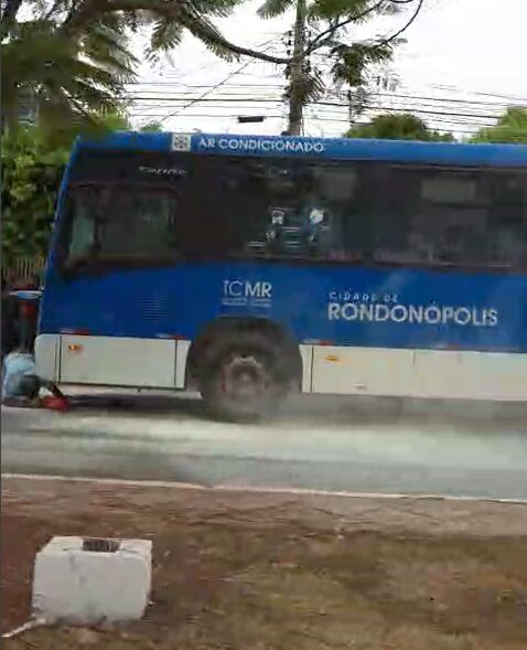 VÍDEO – Ônibus de transporte público de Rondonópolis pega fogo durante trajeto