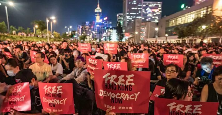 Hong Kong condena 14 ativistas por criarem ‘crise constitucional’