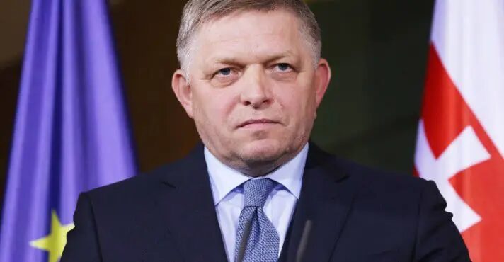 Primeiro-ministro da Eslováquia deixa hospital depois de 15 dias de ser alvo de atentado a tiros
