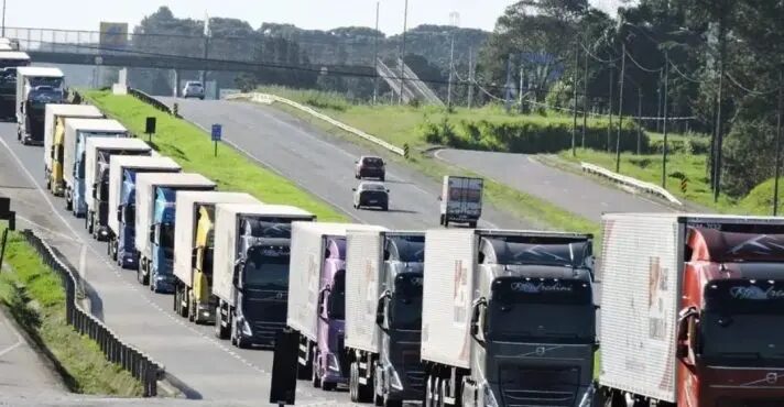 Depois de denúncia, governo publica portaria para liberar caminhões com doações ao RS