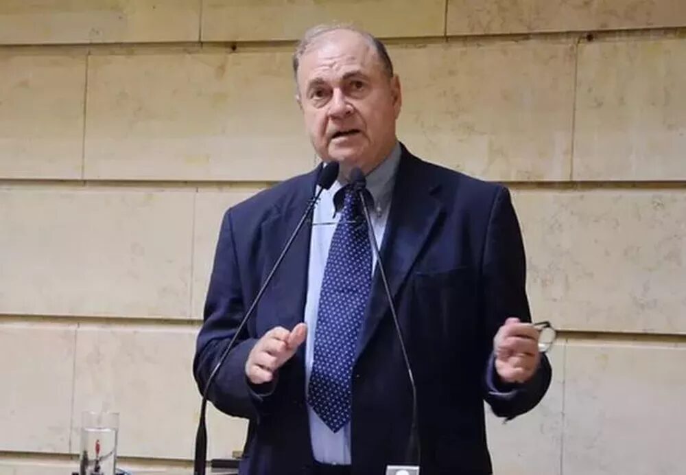 VÍDEO – Cesar Maia entra on-line em sessão da Câmara e aparece sentado sem calças: ‘indisposição repentina’, diz vereador