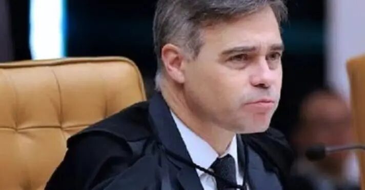 Mendonça vota para rejeitar ação de Bolsonaro contra Janones por injúria