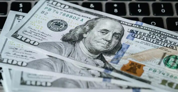 Dólar cai depois de decisão do Copom sobre a taxa Selic