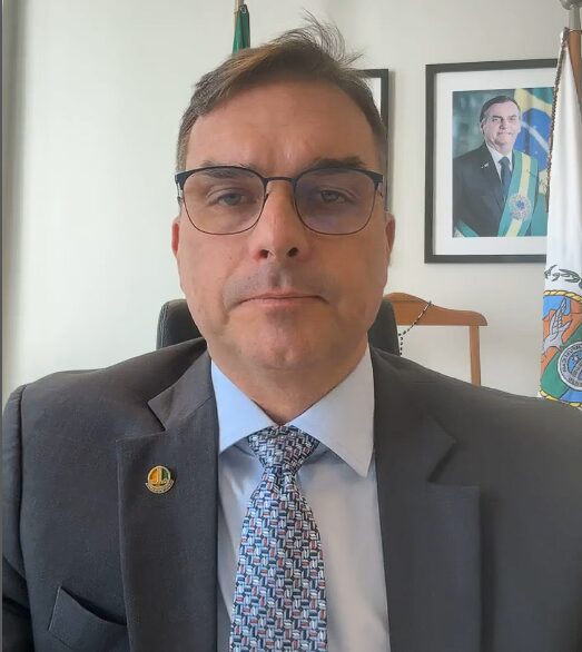 Senador Flávio Bolsonaro defende regime disciplinar diferenciado para assassinos de policiais