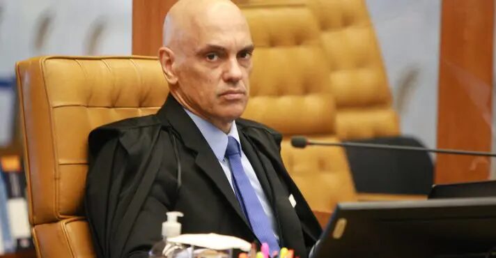Moraes cassa sentença que apontou seu próprio erro e manda CNJ investigar juiz que ‘desafiou’ STF