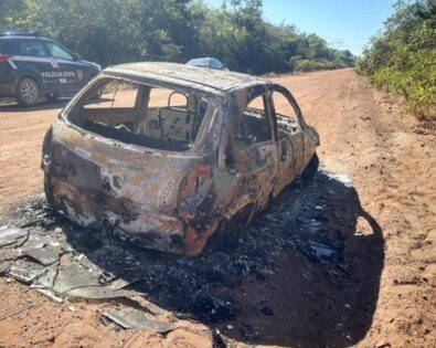 Corpo é achado carbonizado dentro de Corsa em estrada de MT