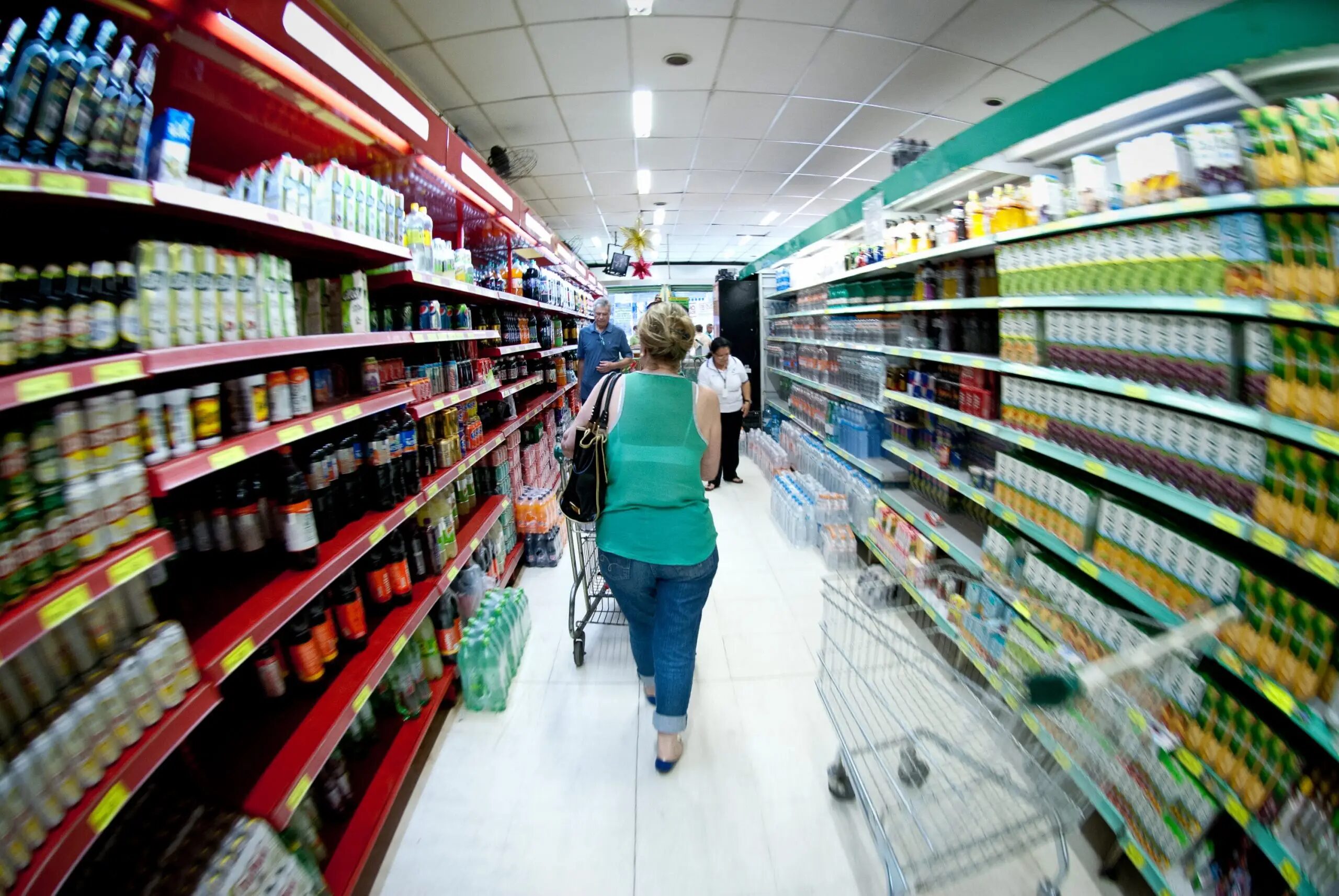 Saúde e alimentos puxam alta da inflação em junho