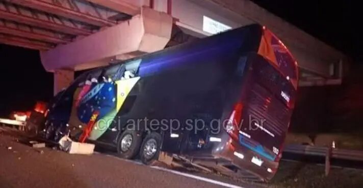 Acidente com ônibus no interior de SP deixa 10 mortos