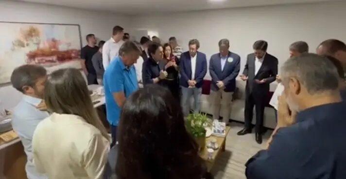 Bolsonaro participa de culto com Tarcísio e Nunes e prega contra o comunismo