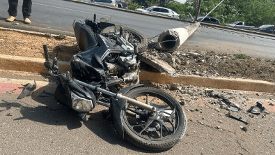 Motociclista derruba poste e acaba ficando ferido, em MT