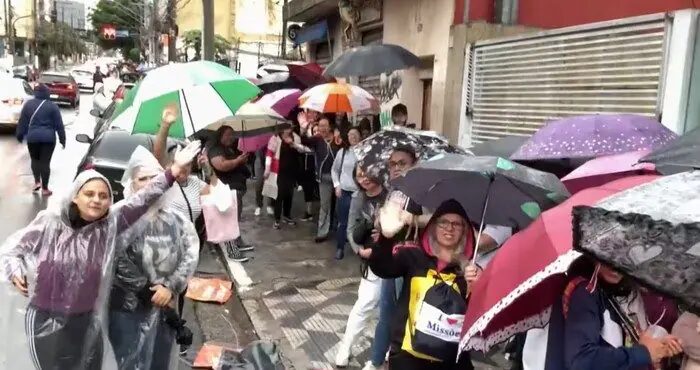 Trabalhadores fazem fila para não pagar imposto sindical em São Paulo