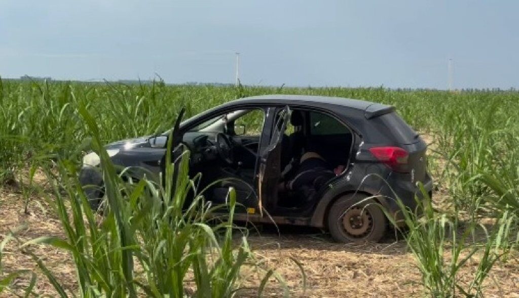 Homem é executado dentro de carro e abandonado em canavial em MT