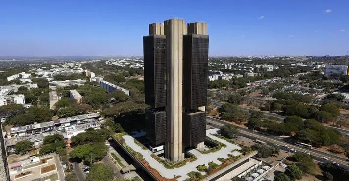 Mercado vê alta da inflação, do dólar e dos juros para 2024 e 2025