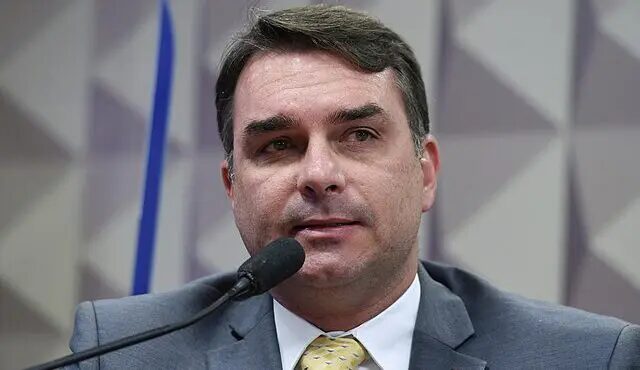 Flávio Bolsonaro diz que alta do ICMS é ‘presente de Natal’ do governo Lula