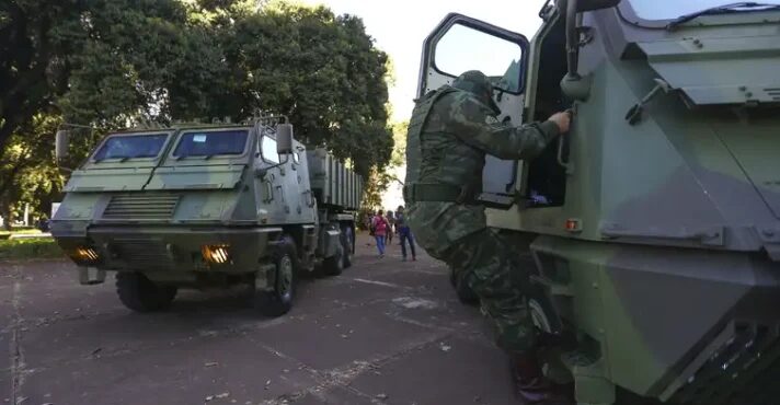 Blindados da Marinha patrulham área do hospital onde médica foi morta no Rio