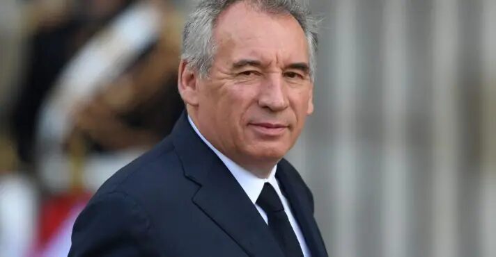 Macron anuncia novo primeiro-ministro da França