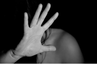 Mulher é espancada por marido “novinho” e arrastada pelo cabelo em MT