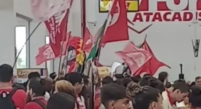 Militantes de esquerda invadem supermercado para exigir cestas básicas no RS