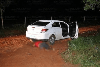 Homem é executado com tiros de pistola e deixado ao lado de carro em MT