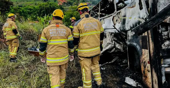 Motorista de caminhão que causou acidente em MG se entrega à polícia